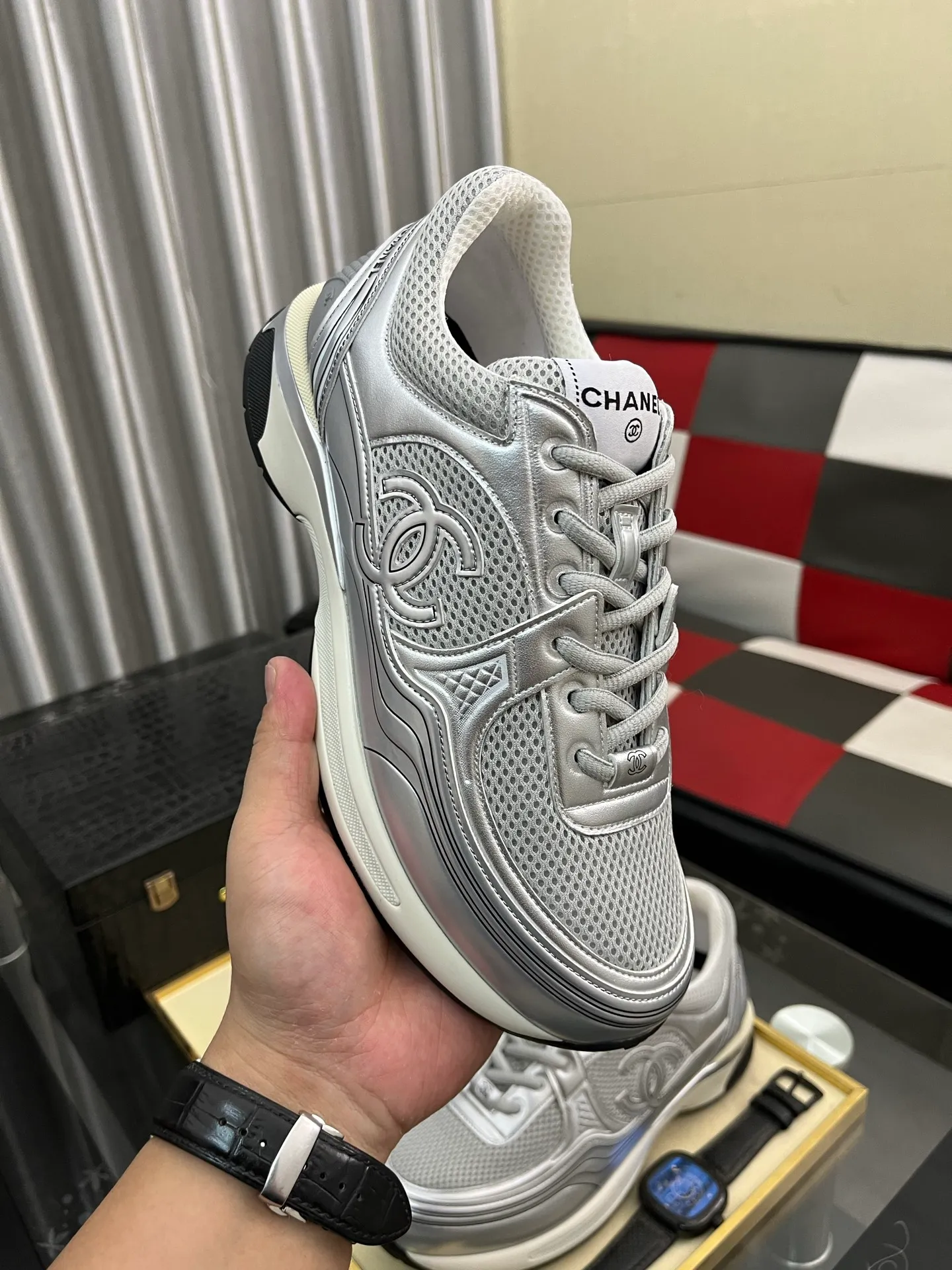 Men's shoes 💰: 620⌚️⌚️Chanel 2025C new diamond sneakers, ultra-light and comfortable casual shoes, black and white cowhide leather, versatile white shoes, you can't go wrong with the style, cow suede➕down cloth contrasting color combination, fresh and full of vitality, logo embossed on the side, very delicate on the foot, original customized material for the upper, original outsole Upper: Cow suede➕Down cloth/black and white full cowhide Lining: Sheepskin Sole: Open-molded TPU outsole Size: 35-44
